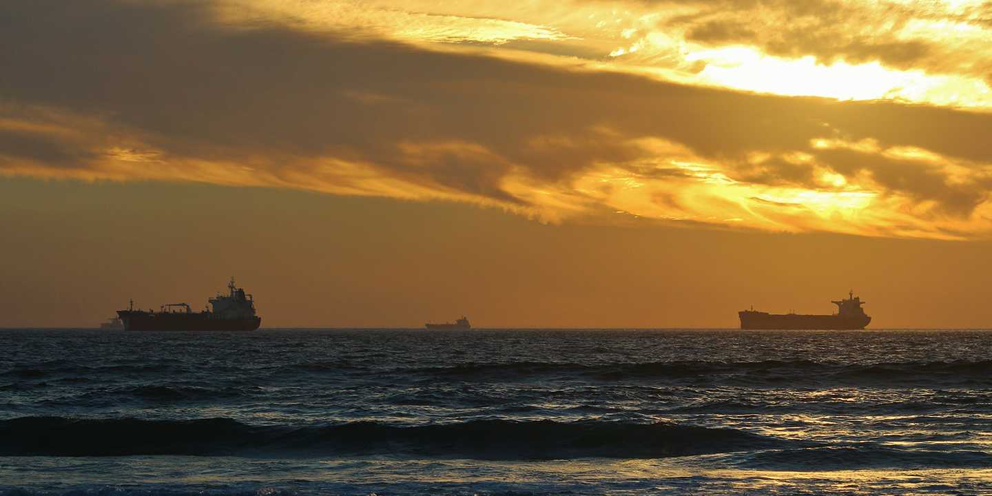 Containerschiffe in Abendsonne