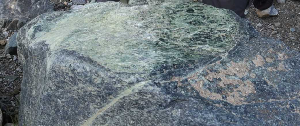 Green rocks in the glacier area indicate that they were originally ocean crust