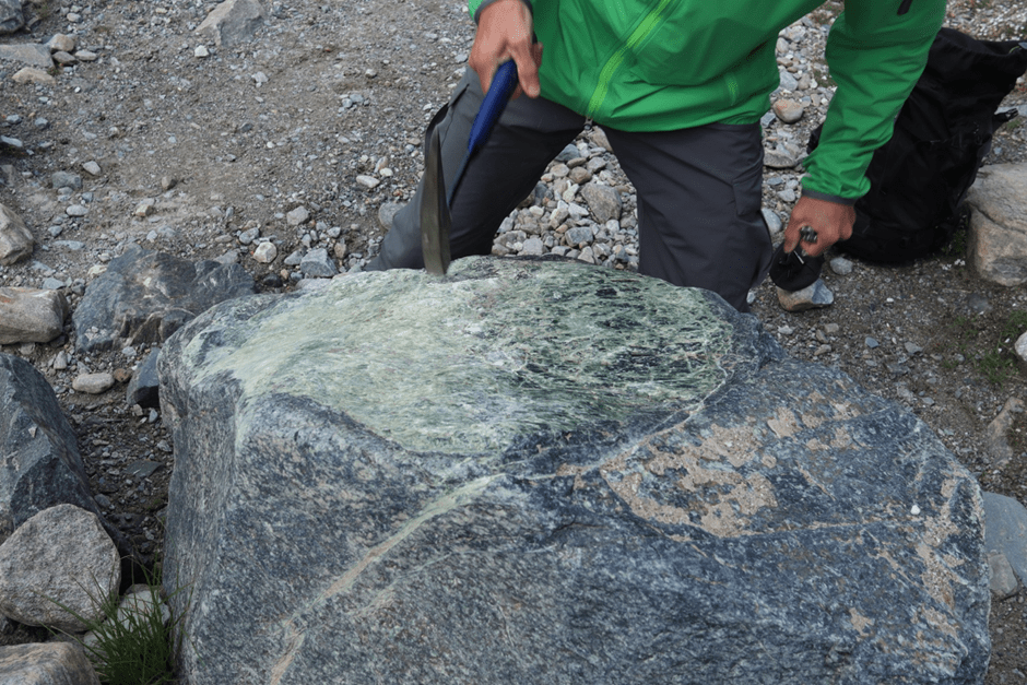 Grüne Felsen im Gletschergebiet deuten darauf hin, dass es sich ursprünglich um Meereskruste handelte